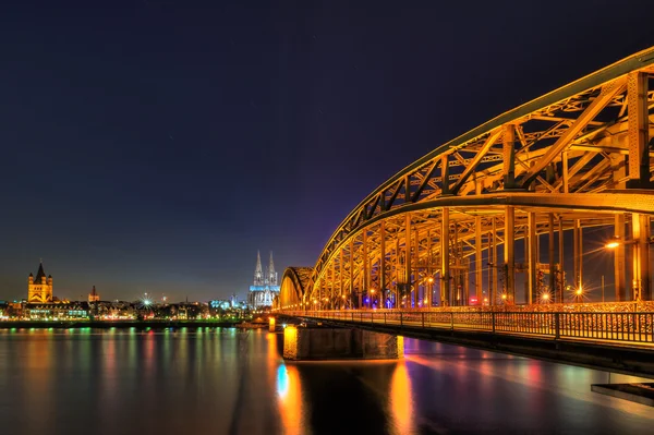 Міський пейзаж Кельні від річки Рейн вночі — стокове фото
