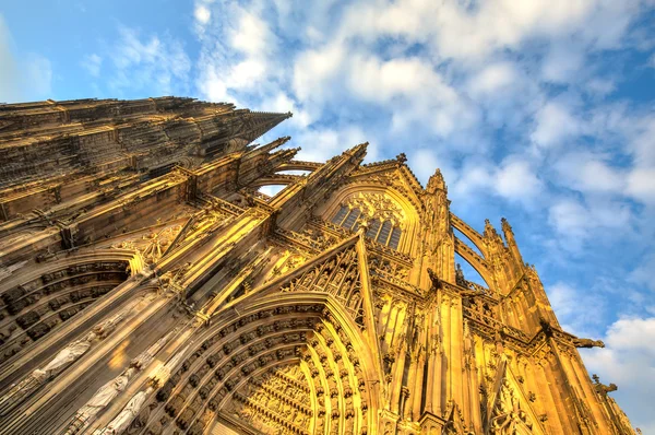 Fassade der Domkirche in der Kölner Innenstadt mit blauem Himmel — Stockfoto