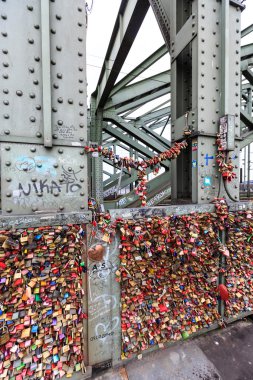 Aşk bir çit adları ile anlaşma kilitleri