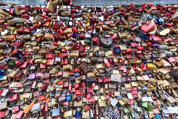 Aşk bir çit adları ile anlaşma kilitleri