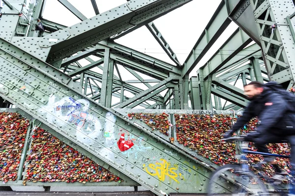 Fechaduras na ponte Hohenzollern em Colônia — Fotografia de Stock