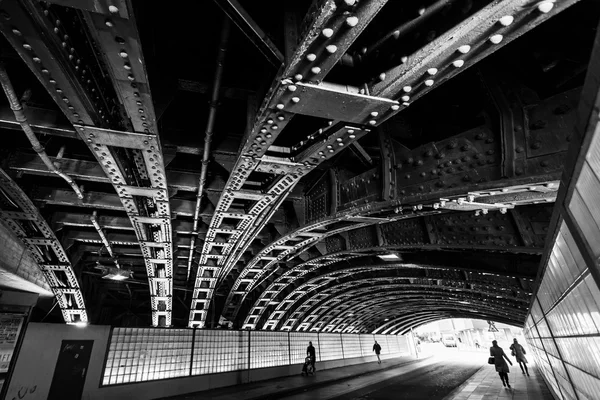 Construcción vista desde debajo de la construcción de un híbrido —  Fotos de Stock