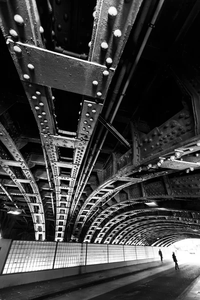 Die Konstruktion einer Brücke von unten gesehen — Stockfoto