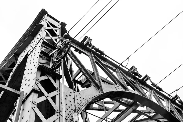 Stalen constructie van een spoorwegbrug — Stockfoto