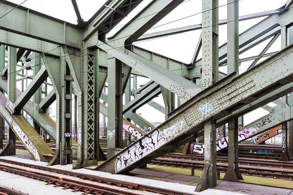 Costruzione in acciaio di un ponte ferroviario — Foto Stock