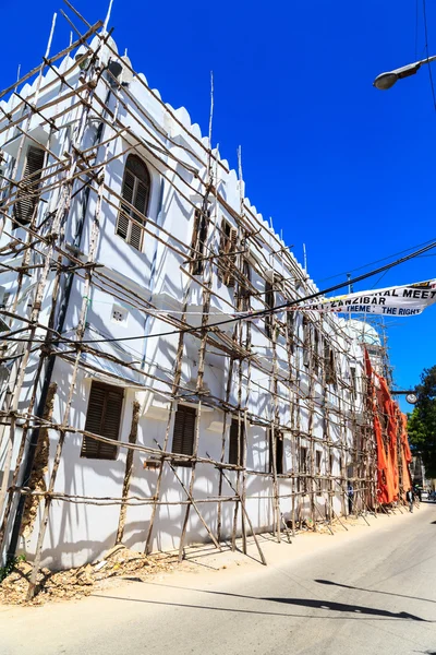 Colonial building in repair in africa — Stock Photo, Image