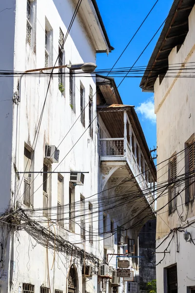 Elektrický kabel zamotaný v staré koloniální ulice — Stock fotografie