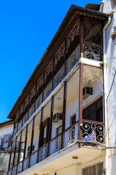 Balkon staré koloniální budovy v ulici v africké ci — Stock fotografie