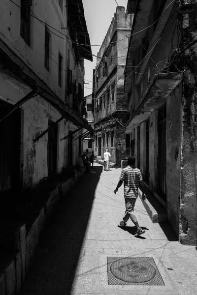 古老的脏非洲城市的狭窄街道视图 — 图库照片