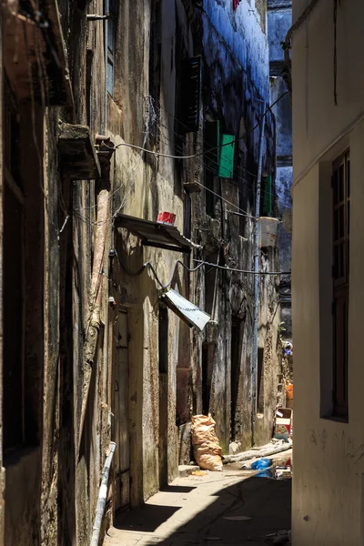 Velhos edifícios sujos em uma rua em uma cidade africana — Fotografia de Stock