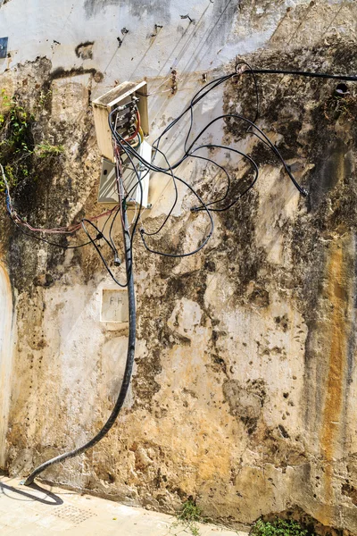 Cabos de eletricidade emaranhados em uma caixa de conexão no lado de fora — Fotografia de Stock