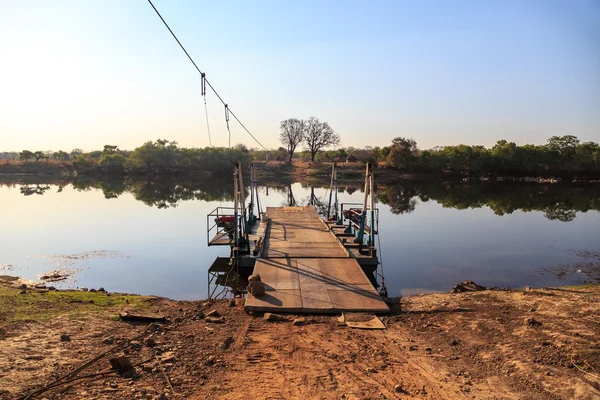 ภูมิทัศน์ที่มีเรือเฟอร์รี่รถว่างเปล่านอนอยู่ริมแม่น้ํา — ภาพถ่ายสต็อก