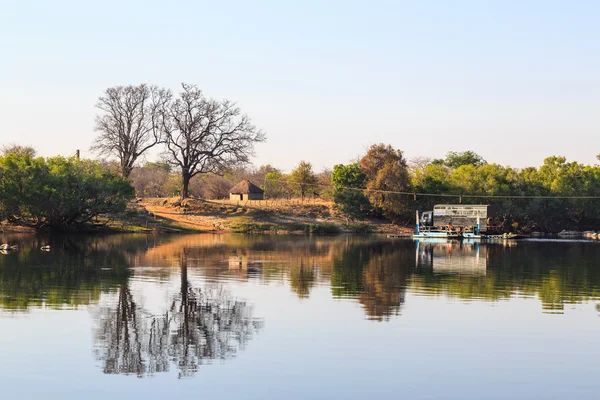 Auto ferry op de rivier in de ochtend licht — Stockfoto