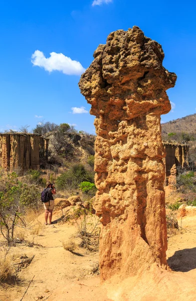 Pieu de grès dans un paysage sauvage africain — Photo