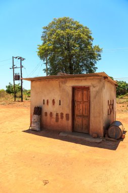 Afrika'da bir köyde elektrik ile ev