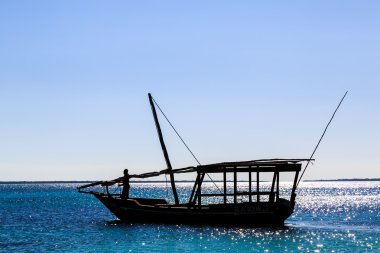 Plaja yakın yalan geleneksel balıkçı teknesi