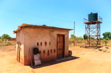 Afrika'da bir köyde su deposu ile ev