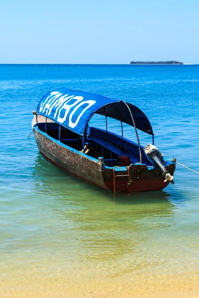 Motor tourist boat lying near the beach — Stock Photo, Image