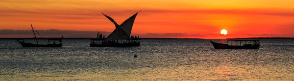 Touriste sur un bateau de pêcheurs traditionnels regardant le coucher du soleil — Photo