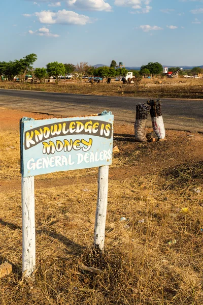 Straßenschild mit Kohlensäcken am Straßenrand — Stockfoto