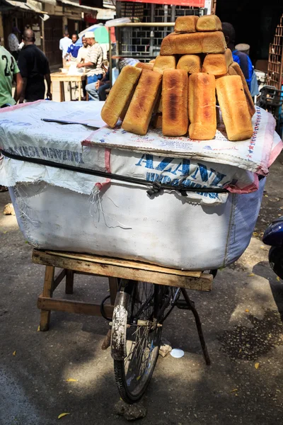 Хлеб на продажу на африканском рынке — стоковое фото