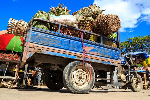 Voll beladener Pickup-Motor mit Früchten auf dem Markt — Stockfoto