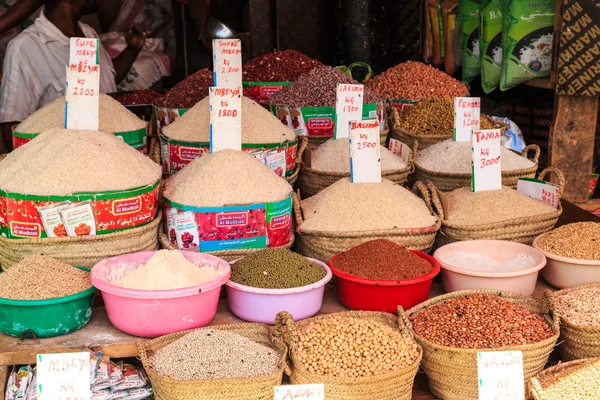 Korgar med ris och bönor till salu på en marknad — Stockfoto