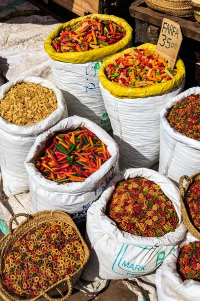 Big Bags mit bunten Nudeln zum Verkauf auf einem Markt — Stockfoto