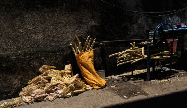 Продажа сахарного тростника на улицах города Камень — стоковое фото