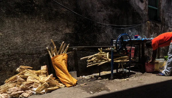 Venditore di zucchero di canna per le strade di Stone Town — Foto Stock