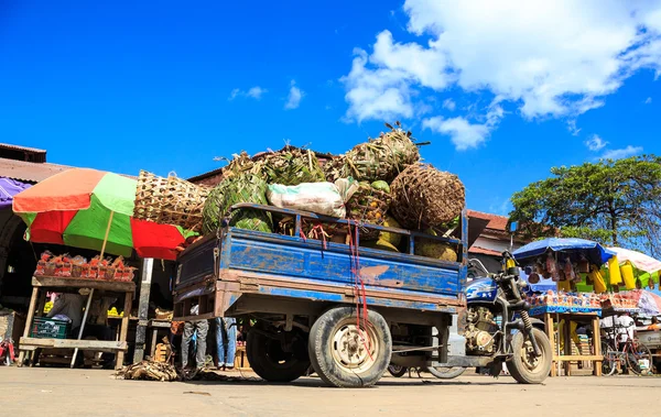 Motor de recogida completamente cargado con frutas en un mercado Fotos de stock