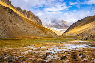 Tian Shan dağları buzulları ve kar, güneşli bir günde mavi gökyüzü ile yükselir. Kırgızistan dağları Çin sınırında