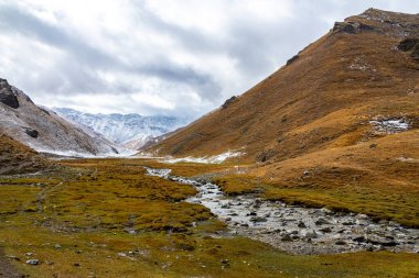 Tian Shan dağları buzulları ve kar, güneşli bir günde mavi gökyüzü ile yükselir. Kırgızistan dağları Çin sınırında