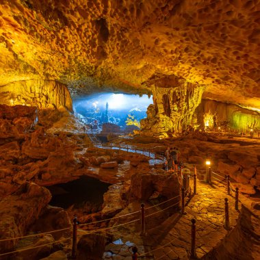 Sung Sot, Sürpriz Mağara, Ha Long Körfezi, Vietnam. Bo Hon Adası 'ndaki en büyük mağara..