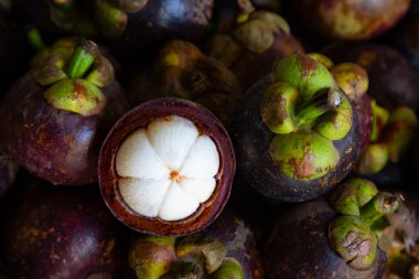 Vietnam 'da bir markette mangosteen yığını. Tropik meyve.