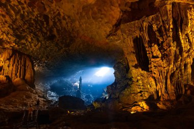 Sung Sot, Sürpriz Mağara, Ha Long Körfezi, Vietnam. Bo Hon Adası 'ndaki en büyük mağara..