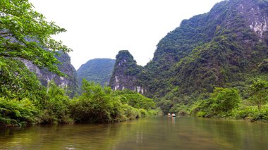 Ninh Binh, turistler Tam Coc Ulusal Parkı 'nın mağara turu sırasında tekneyle nehirde yüzerler. Trang An, Vietnam, Asya