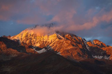 Gürcistan 'ın Ushguli Köyü kırsal kesiminde altın kafkas manzarasının güzel bir gün batımı görüntüsü.