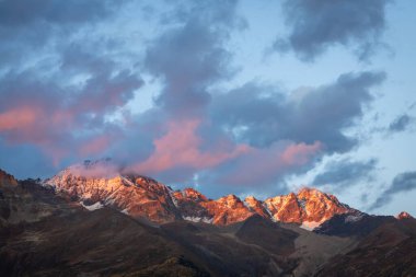 Gürcistan 'ın Ushguli Köyü kırsal kesiminde altın kafkas manzarasının güzel bir gün batımı görüntüsü.
