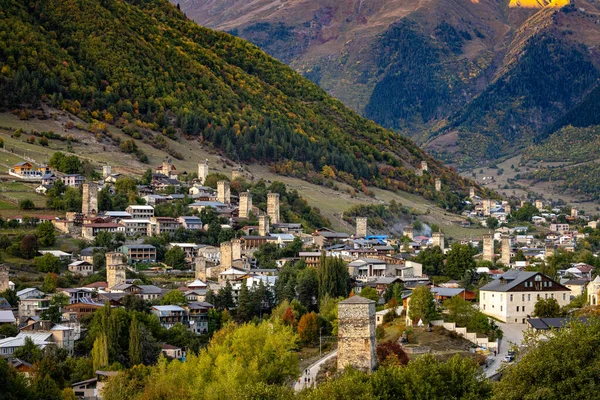 Tipik kule evleri olan Mestia köyünün günbatımı manzarası. Yukarı Svaneti, Georgia. Arkaplanda altın dağlar