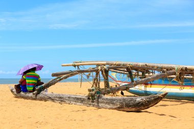 Sahilde oturan genç Çift