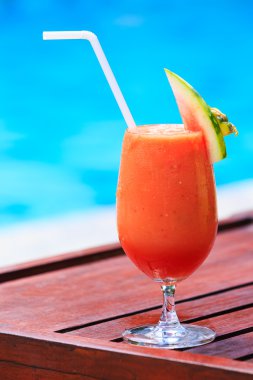 Taze karpuz suyu havuzu kokteyl