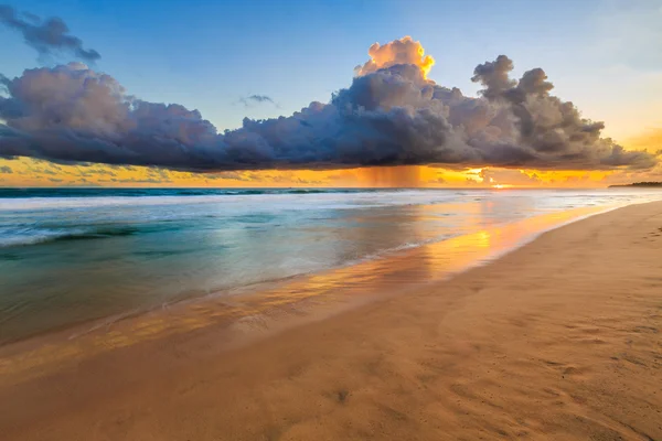 Paisaje marino con nubes de lluvia oscura al atardecer — Foto de Stock