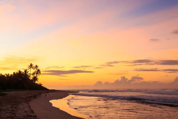 Прекрасний схід сонця на пляжі в тропіках — стокове фото