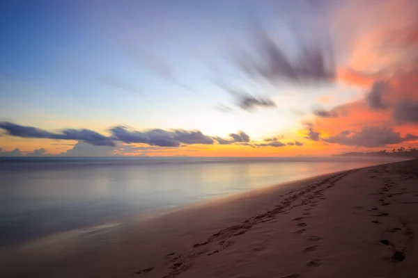 Beautiful sunrise at the beach in the tropics — Stock Photo, Image