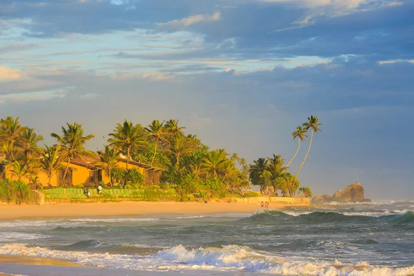 Resort de praia em uma ilha tropical — Fotografia de Stock