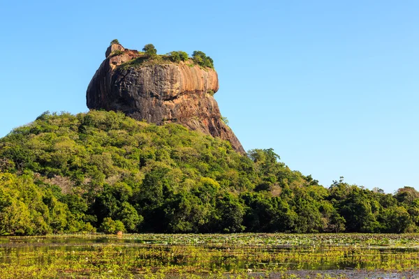 Paesaggio di roccia di leone e lago a Sigiriya, Sri Lanka — Foto Stock