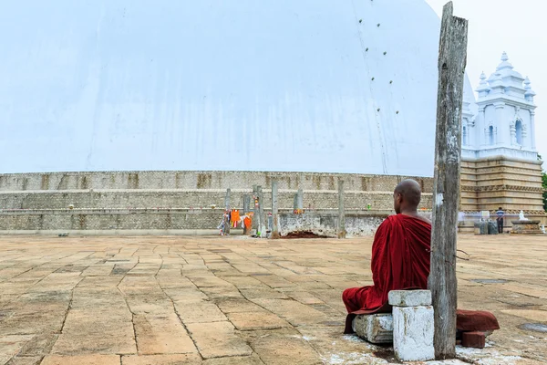 Big buddhist stupa in Sri Lanka — Stock Photo, Image