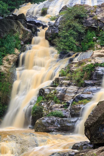 Cachoeira na colina rochosa do Sri Lanka — Fotografia de Stock