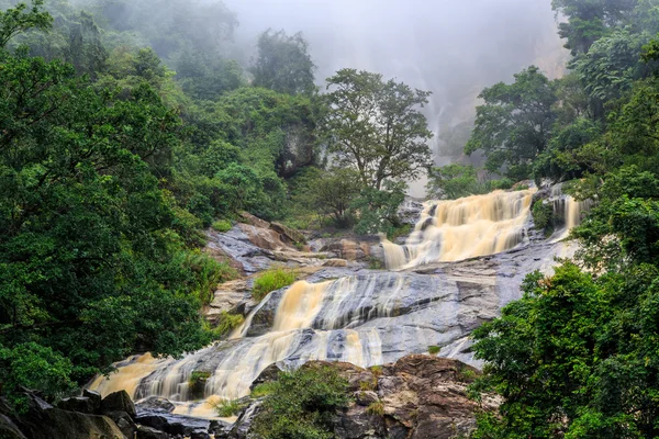 瀑布在斯里兰卡岩石山 — 图库照片